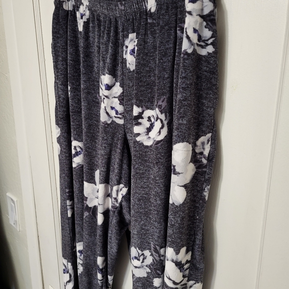 Simply Vera Fleece Pajamas - Picture 12 of 13